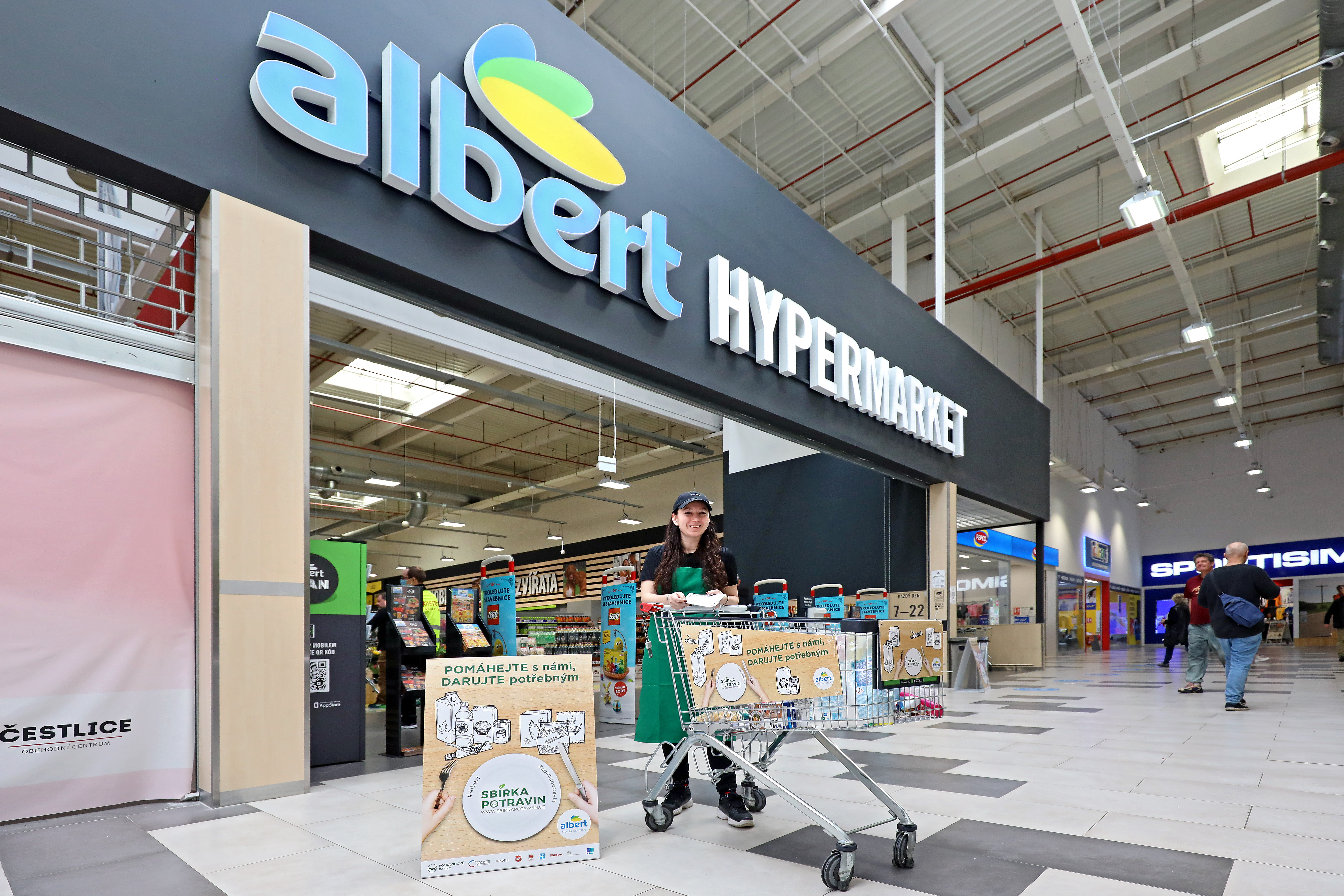 Albert děkuje zákazníkům. Ve Sbírce potravin darovali v jeho obchodech 45 tun potravin pro potřebné